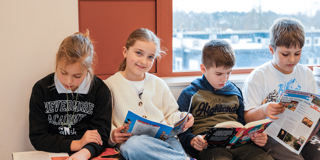 Vier Lezers Op Een Rij Rh