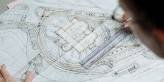 Man Met Bouwplan Voor Zich Rh