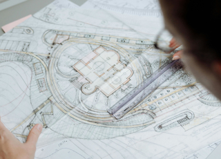 Man Met Bouwplan Voor Zich Rh