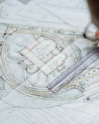 Man Met Bouwplan Voor Zich Rh