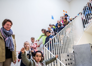 Juf En Haar Klas Komen De Trap Af Rh