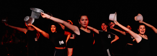 Dansers In Zwarte Kledij Met Zilverkleurige Hoedjes Rh