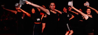 Dansers In Zwarte Kledij Met Zilverkleurige Hoedjes Rh