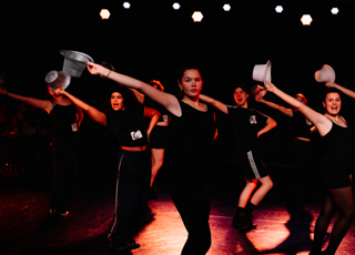 Dansers In Zwarte Kledij Met Zilverkleurige Hoedjes Rh