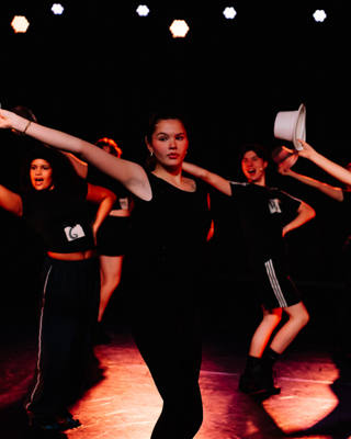 Dansers In Zwarte Kledij Met Zilverkleurige Hoedjes Rh