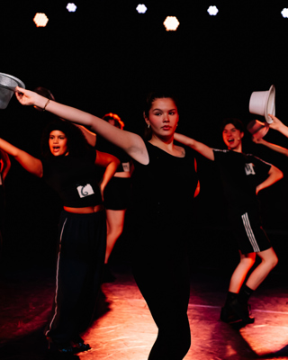 Dansers In Zwarte Kledij Met Zilverkleurige Hoedjes Rh