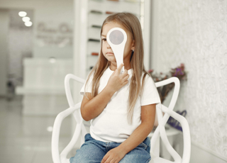 Meisje Tijdens Oogtest Rh