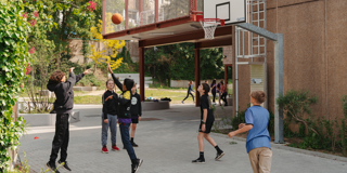Jongen Spelen Basket Op Speelplaats