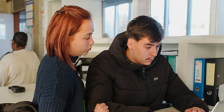 Twee Leerlingen Aan Laptop In Klas Rh