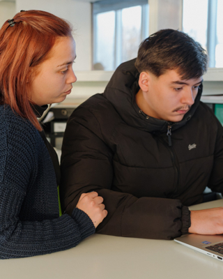 Twee Leerlingen Aan Laptop In Klas Rh