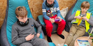 Drie Jongens In De Zen Zonezitzakken Rh
