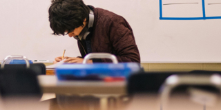 Leerling Geconcentreerd Bezig Op Zijn Werk In Klasruimte Rh