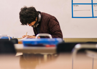 Leerling Geconcentreerd Bezig Op Zijn Werk In Klasruimte Rh