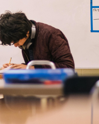 Leerling Geconcentreerd Bezig Op Zijn Werk In Klasruimte Rh