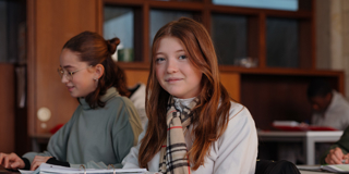 Twee Meisje In De Klas Rh3