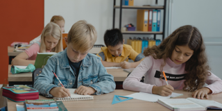 Leerlingen Aan Het Schrijven In De Klas Rh