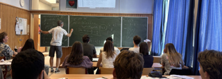 Leraar Vooraan In Zijn Klas 7E Jaar Bijzonder Wetenschappelijke Vorming Rh