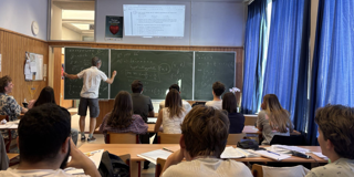 Leraar Vooraan In Zijn Klas 7E Jaar Bijzonder Wetenschappelijke Vorming Rh