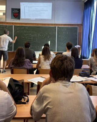 Leraar Vooraan In Zijn Klas 7E Jaar Bijzonder Wetenschappelijke Vorming Rh