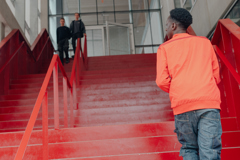 Oudere Leerling Onder Aan Een Trap Van Een Schoolgebouw Rh