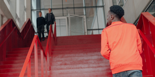 Oudere Leerling Onder Aan Een Trap Van Een Schoolgebouw Rh