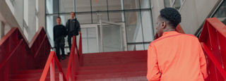 Oudere Leerling Onder Aan Een Trap Van Een Schoolgebouw Rh