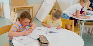 Leerlingen Aan Tafels Aan Het Werk Rh