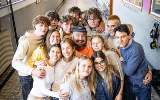 Bockie Met Klasgenoten In De Schoolgang Vk