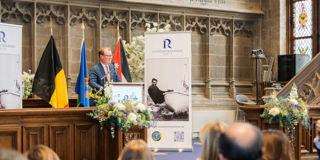 Schepen Christophe Peeters Sprak De Aanwezigen Toe Op De Uitreiking Van De Count Jacques Rogge Prijs