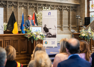 Schepen Christophe Peeters Sprak De Aanwezigen Toe Op De Uitreiking Van De Count Jacques Rogge Prijs