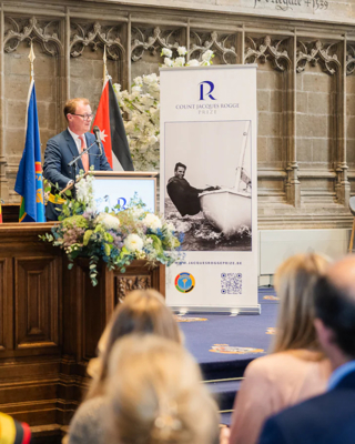 Schepen Christophe Peeters Sprak De Aanwezigen Toe Op De Uitreiking Van De Count Jacques Rogge Prijs