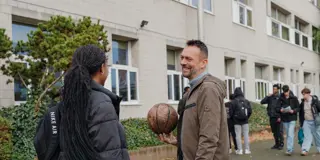 Leraar En Leerlingen Op Speelruimte Rh