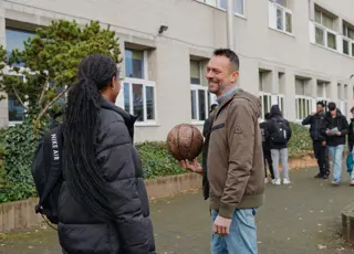Leraar En Leerlingen Op Speelruimte Rh