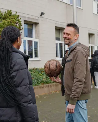 Leraar En Leerlingen Op Speelruimte Rh